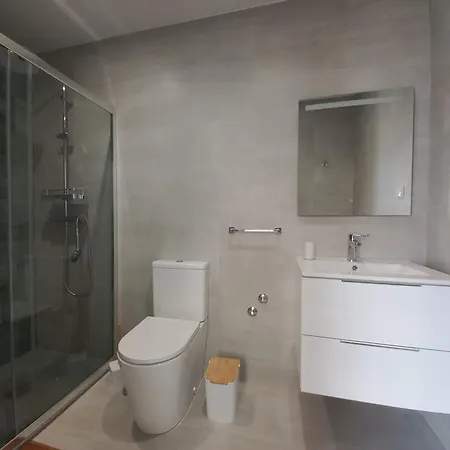 Modern, Spacious And Quiet Private In - Near Funicular Nazaré